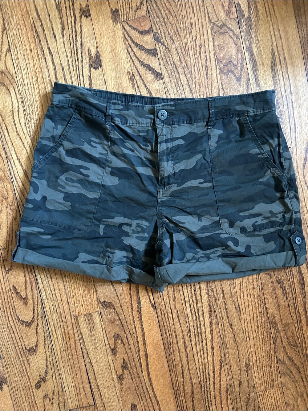 Camo Roll-Cuff Women’s Bermuda Shorts - Olive Green